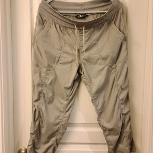 North Face Aphrodite Motion Capri -  Olive